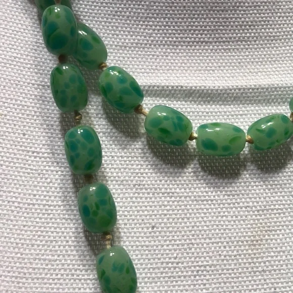 Elegant Green Beaded Necklace - Picture 4 of 4